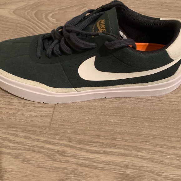 Mens size 8 Sneakers - Picture 1 of 2